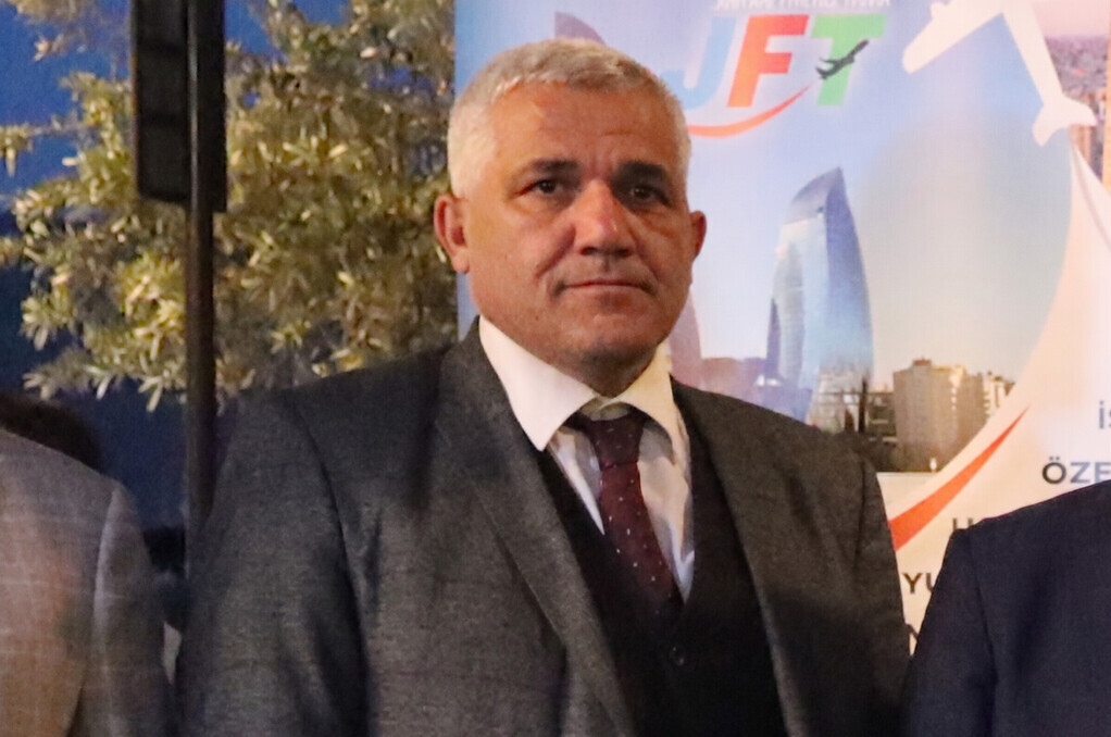 Gazi Kars Federasyonu Genel Başkanı Bora Koçu, İzmir-Bakü kardeşlik yıldönümü kutlamalarında konuşma alanı önünde.