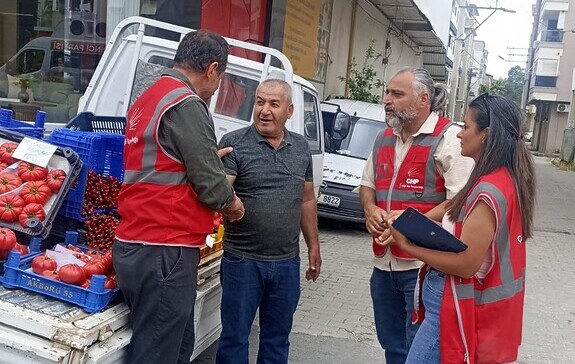 CHP Çiğli İlçe Örgütü, Çiğli sokaklarında esnafla konuşuyor.