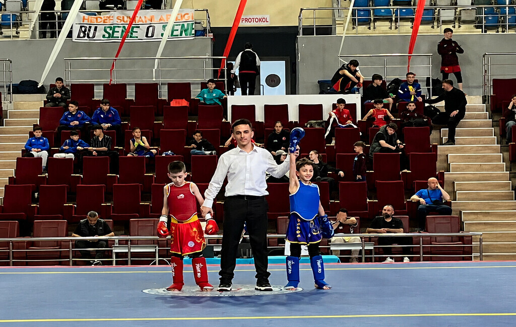 Wushu Kung Fu hakeminin Muhammed Tuğra Akbaş'ın elini havaya kaldırarak galibiyetini ilan ettiği şampiyonluk anı.