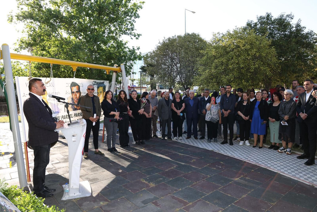 CHP Çiğli İlçe Başkanı Erkan Akar, Üç Fidan Anıtı önünde gerçekleştirilen Deniz Gezmiş, Hüseyin İnan ve Yusuf Aslan'ı anma töreninde konuşma yaparken.