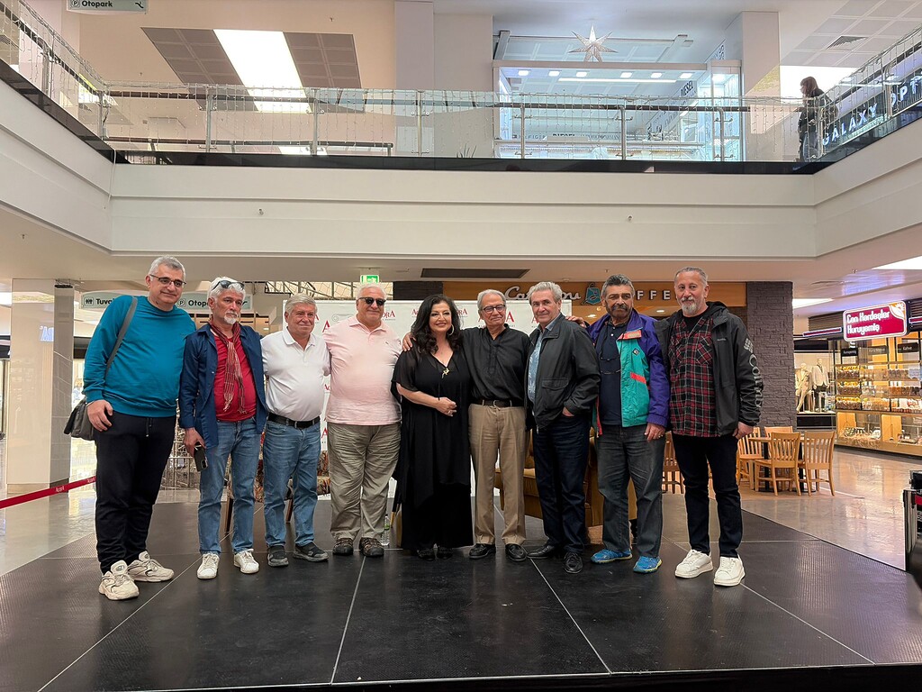 Erkan Sevinç Çok Özel söyleşisi sonrası Ayşegül ve Nezih Yeşilnil, Ümit Tunçağ, Aykut Uslutekin ve davetliler İzmir Agora AVM sahnesinde toplu hatıra fotoğrafı çekiliyor.
