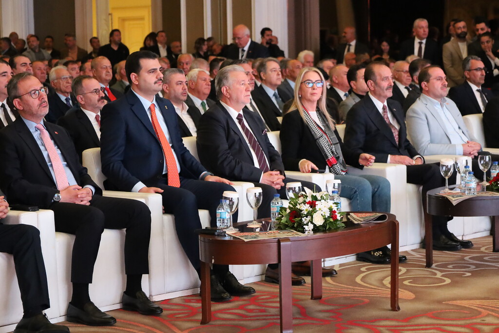 İESOB Genel Kurulu'nda Yalçın Ata, Mehmet Muharrem Kasapoğlu, Eyüp Kadir İnan ve Ceyda Bölünmez Çankırı protokolde bir arada.