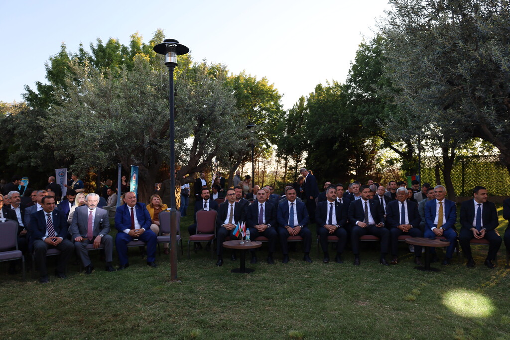 İzmir Azerbaycan Derneği (İZAZDER) tarafından Menemen’de düzenlenen İzmir-Bakü kardeşliğinin 40. yılı kutlama töreninde, Azerbaycan Büyükelçisi Dr. Reşad Memmedov ve beraberindeki protokol üyeleri bir arada.