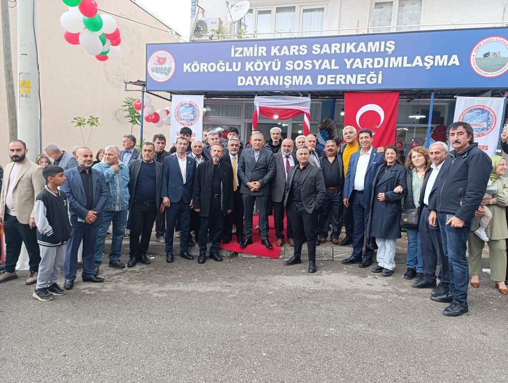 İzmir Kars Sarıkamış Köroğlu Köyü Sosyal Yardımlaşma ve Dayanışma Derneği önünde bir araya gelen kalabalık heyet.