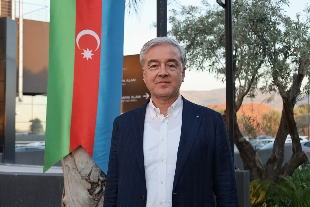 AK Parti İzmir İl Yönetim Kurulu Üyesi Murat Gökçekaya, Azerbaycan bayrağı önünde İzmir-Bakü kardeşliğinin 40. yılı kutlama etkinliğinde. 