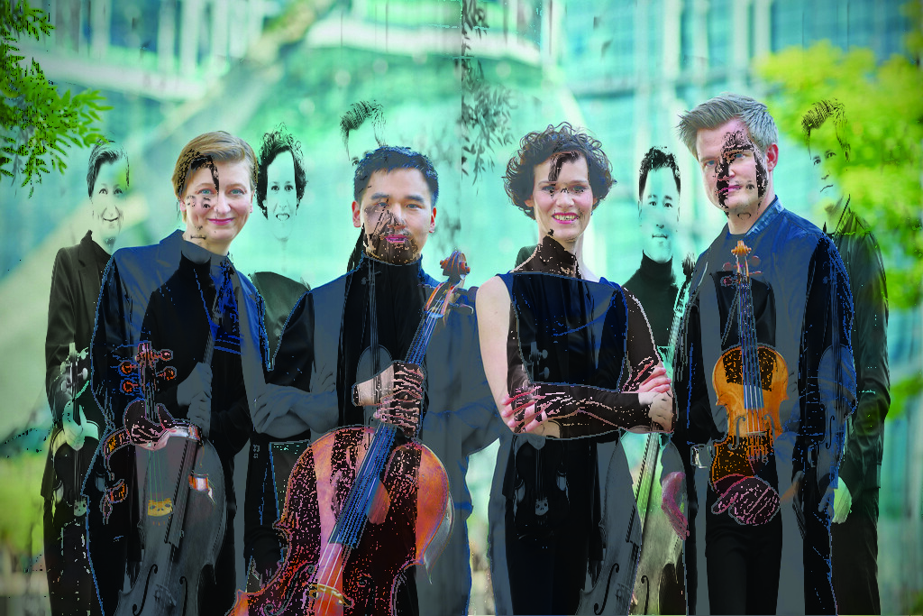 39. Uluslararası İzmir Festivali'nde konser verecek olan dünyaca ünlü Notos Quartett grubu üyeleri enstrümanlarıyla birlikte poz veriyor.