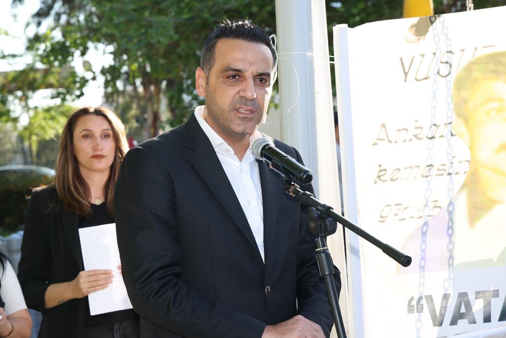 Çiğli Belediye Başkanı Onur Emrah Yıldız, Üç Fidan Anıtı önünde düzenlenen anma töreninde kürsüde konuşma yaparken.