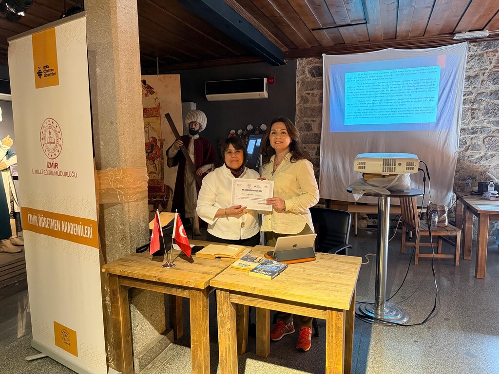 Prof. Dr. Özlem Nemutlu, İzmir Öğretmen Akademileri Edebiyat Akademisi kapsamında verdiği Cengiz Aytmatov konferansı sonrası teşekkür belgesiyle.