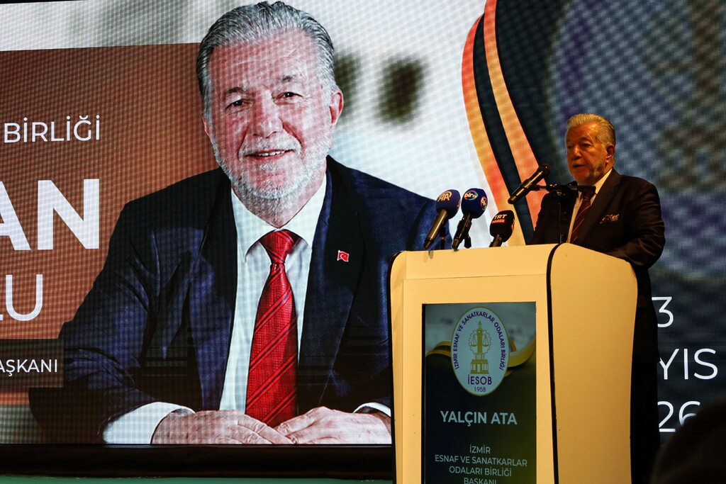 İESOB Başkanı Yalçın Ata genel kurulda esnaf ve sanatkarlara hitap ederken.