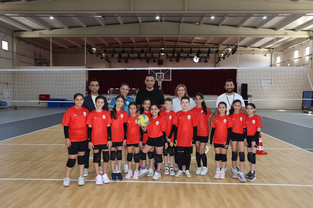 Çiğli Atatürk Kapalı Spor Salonu Yenilenen Yüzüyle Sporculara Kapılarını Açtı