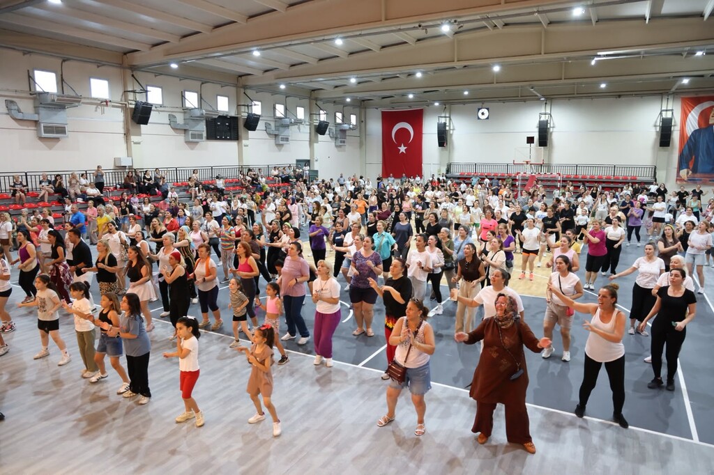 Çiğli’de Aerobik ve Dans Gecesi Coşkusu