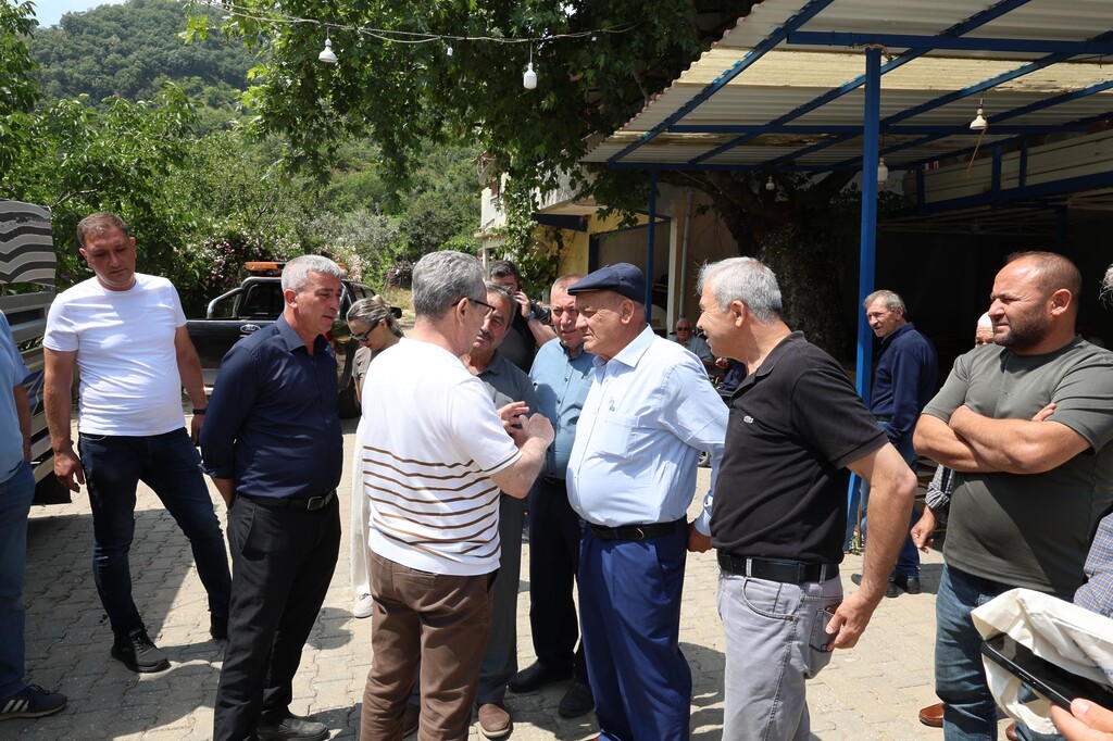 BAŞKAN TETİK AŞAĞI YAKACIK’TA ÜRETİCİLER VE VATANDAŞLARLA BULUŞTU