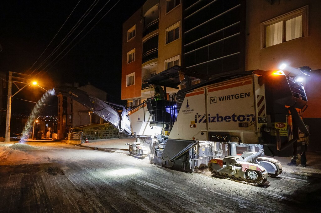 Toros Caddesi’nde gece asfalt mesaisi