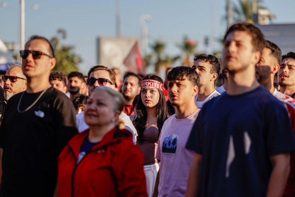 İzmir’de Dünya Kupası heyecanı meydanlara taştı