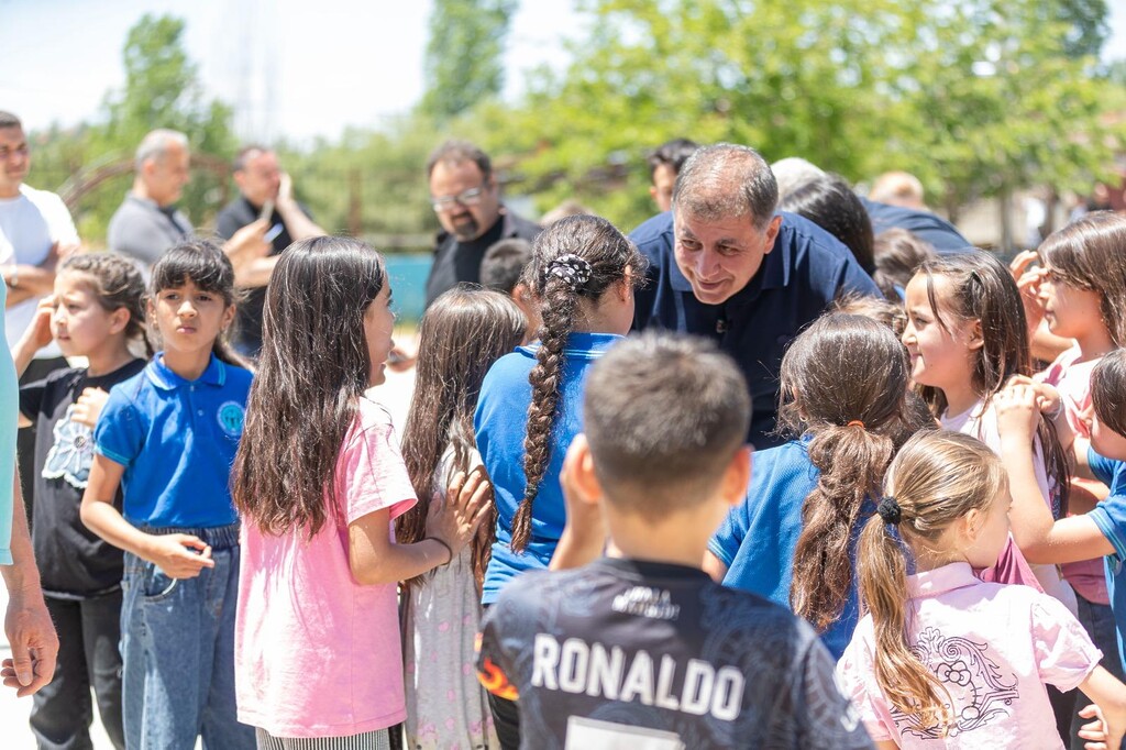 Başkan Tugay’dan Kirazlı çocuklara karne hediyesi