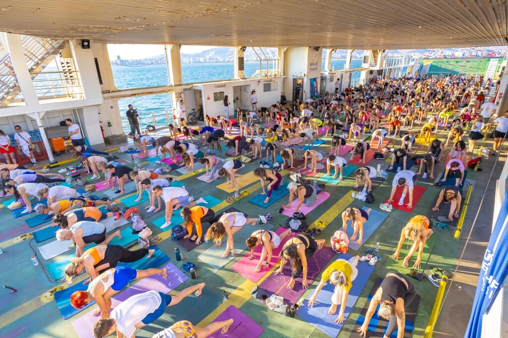 Körfez’in mavisinde 400 kişilik yoga buluşması
