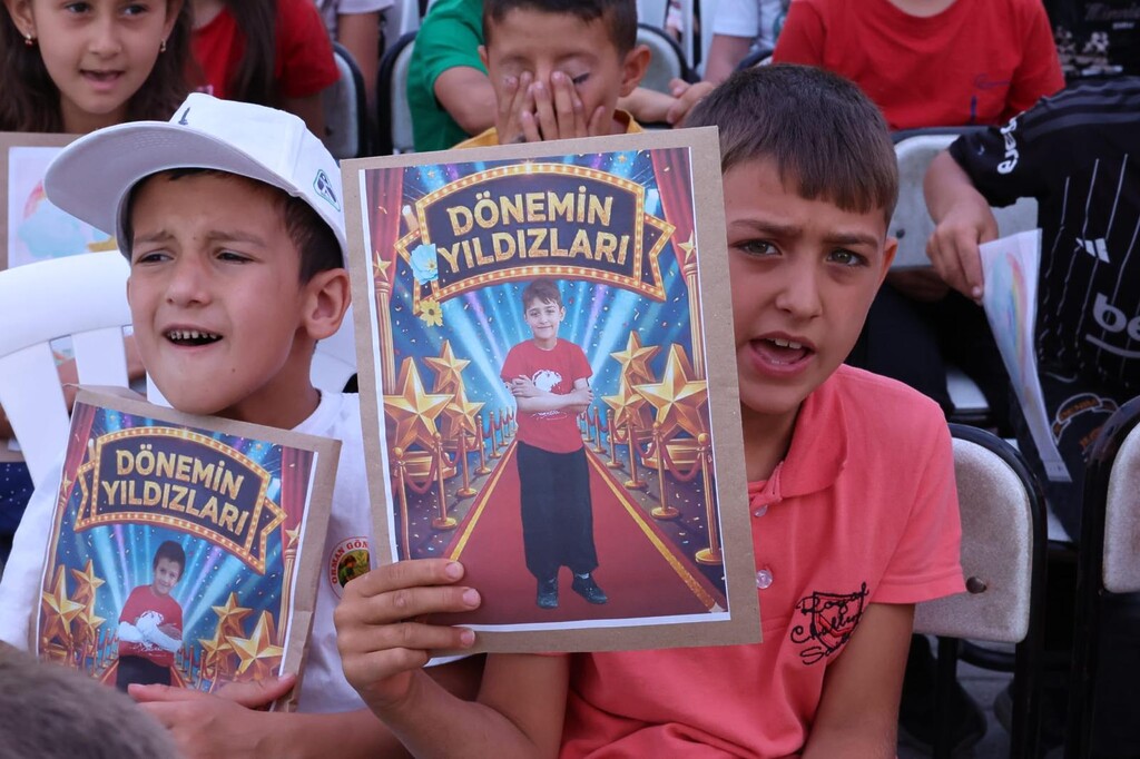Başkan Tugay’dan Kiraz ve Aliağalı çocuklara karne hediyesi