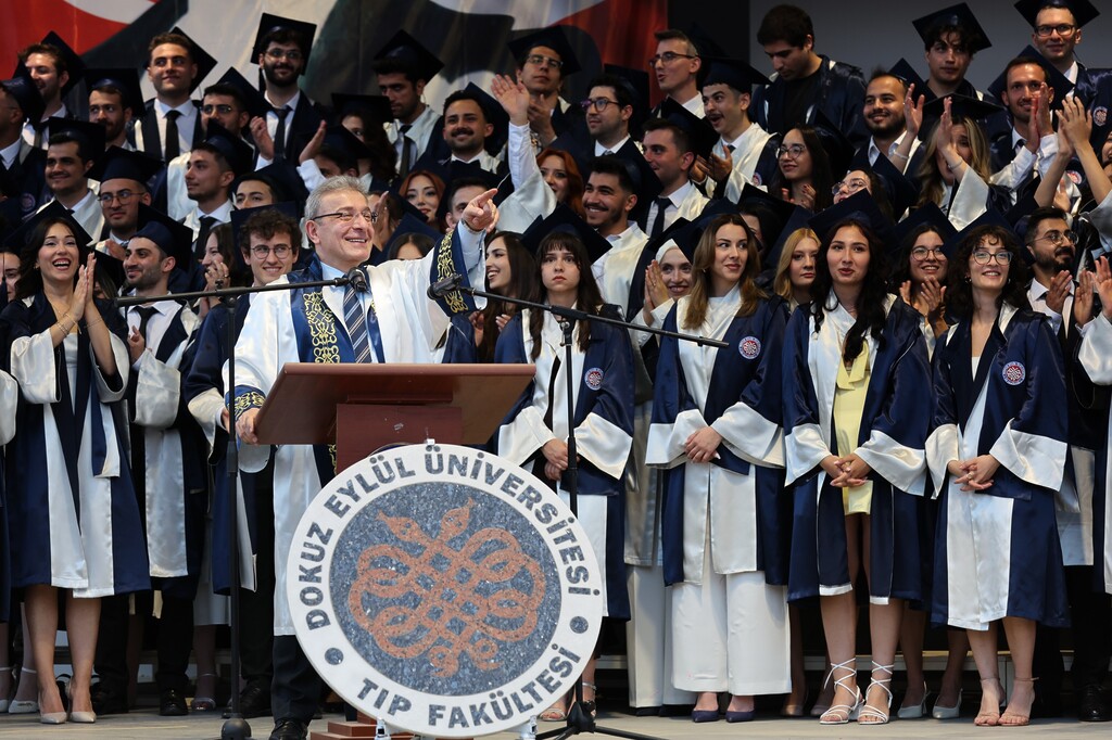 DEÜ TIP FAKÜLTESİ’NDE 48. DÖNEM MEZUNİYET COŞKUSU YAŞANDI