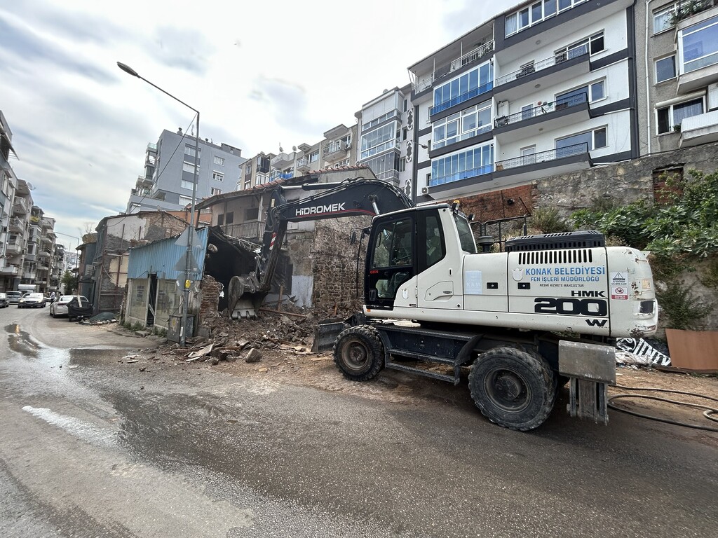 Konak’ta metruk bina yıkımları tam gaz