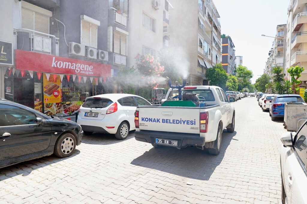 Konak’ta sivrisineklere karşı ilaçlama seferberliği: Ekipler her gün sahada