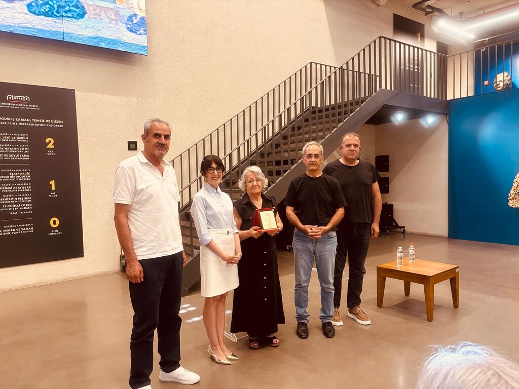 İhsan Çelikdemir, İzmir Azerbaycan Kültür ve Dayanışma Derneği Başkanı Eşref Tuna ve Aygün Eroğlu, Öğr. Gör. Fahriye İpekçioğlu’na plaket takdimi.