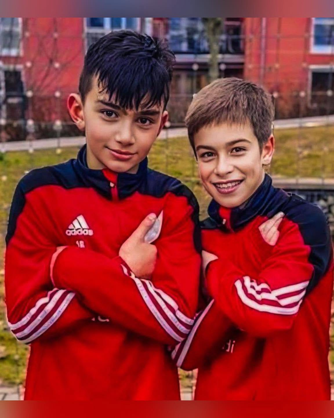 Kenan Yıldız ve Can Uzun’un Almanya Regensburg’daki çocukluk yıllarına ait kırmızı-siyah spor kıyafetleriyle yan yana çekilmiş eski fotoğrafı.