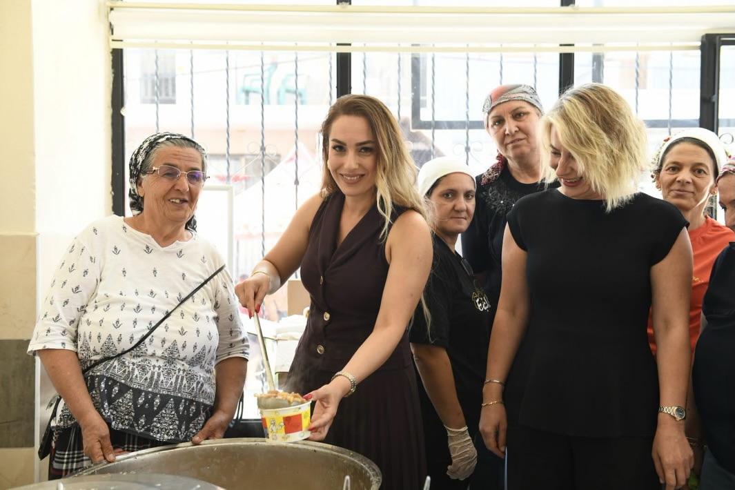 Ronay Gezici ve Gamze Yıldız, Güzeltepe'deki aşure etkinliğinde