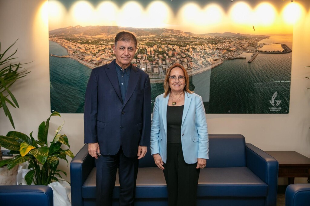 Başkan Tugay Güzelbahçe’de esnaf ve vatandaşlarla buluştu