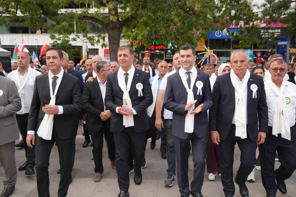 Başkan Tugay Erbaa Yaprak Festivali’ne katıldı “İzmir ile Erbaa arasındaki dostluk köprüsü büyüyecek”