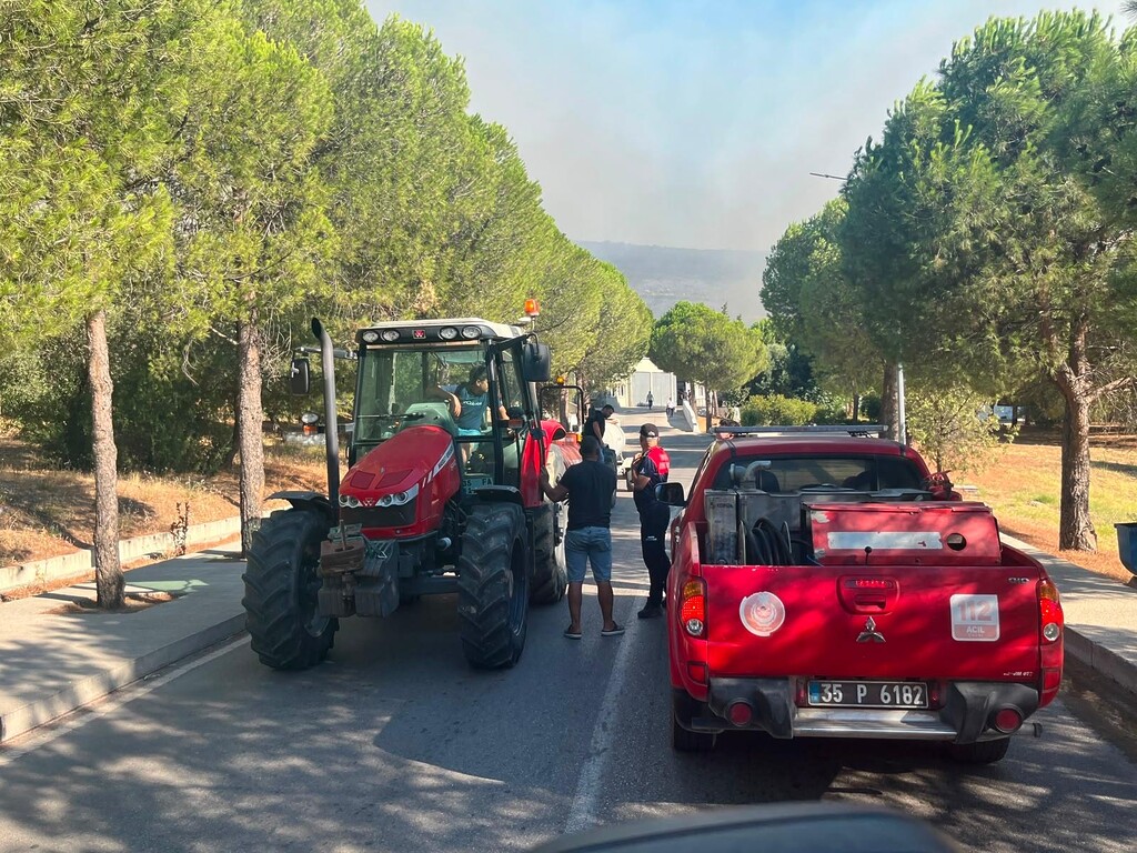 Foça’daki orman yangını için ekipler seferber oldu