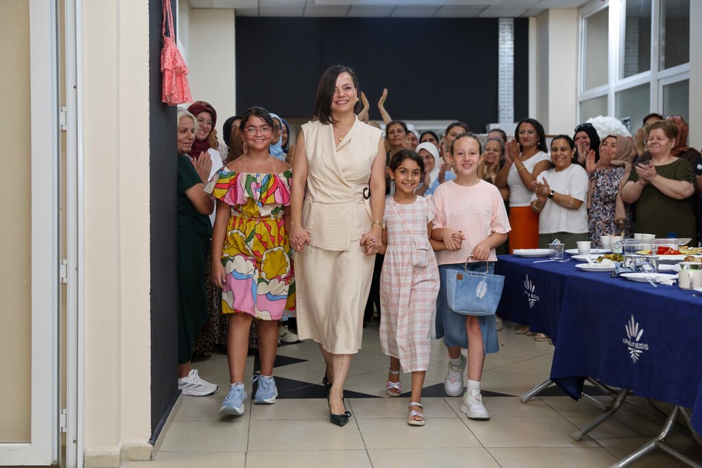 Karabağlar Belediyesi Tekstil Akademi’de Mezuniyet Gururu