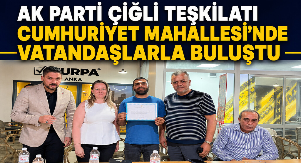 AK Parti Çiğli İlçe Başkanı Oktay Özdemir ve Teşkilat Başkanı Esra Soysal, Cumhuriyet Mahallesi sakinlerine teşekkür belgesi takdim ederken