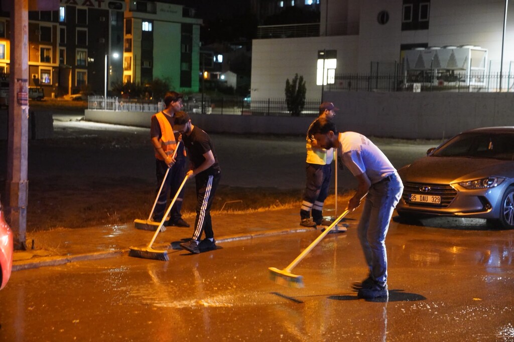 Seferihisar’da kapsamlı yol yıkama çalışmaları aralıksız sürüyor