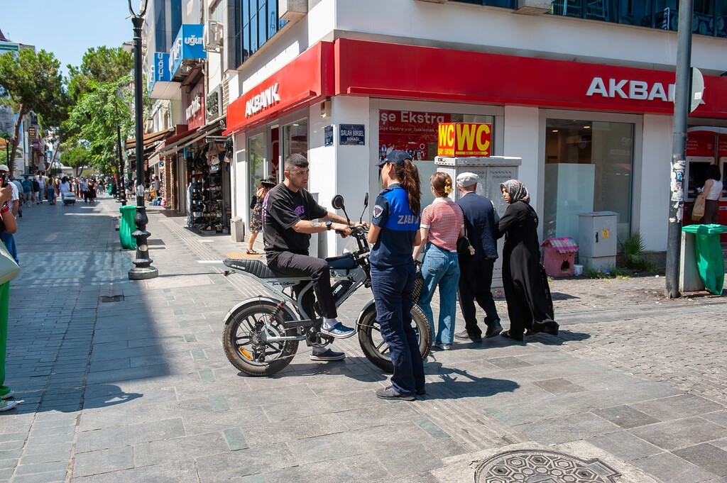 Karşıyaka Çarşısı’nda araç denetimleri sürüyor