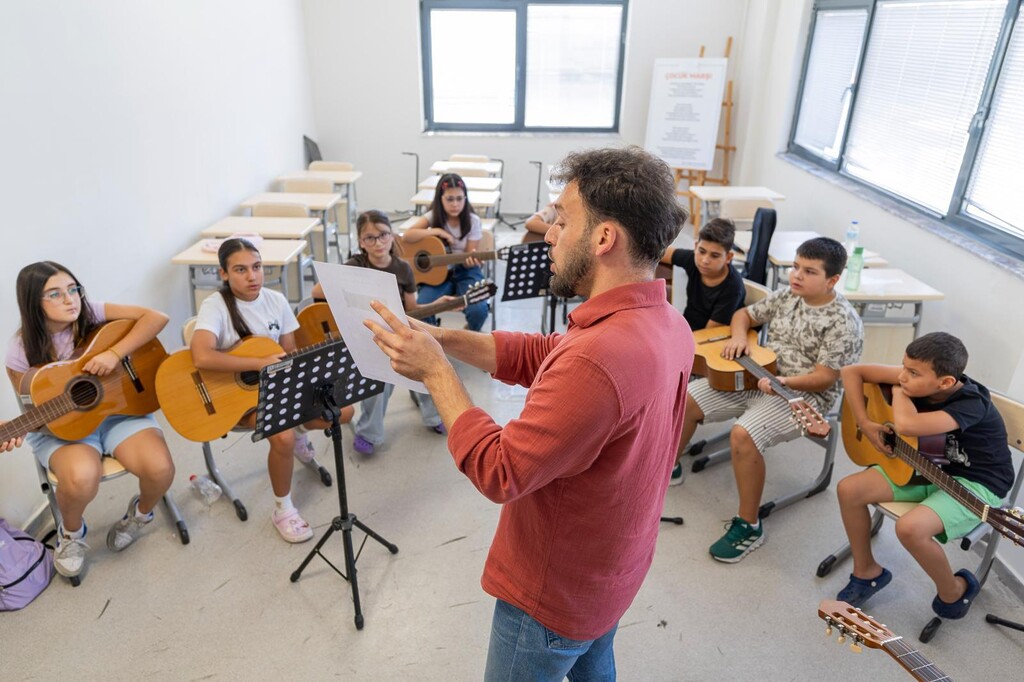 Büyükşehir’in Yaz Okulu hem eğlendiriyor hem öğretiyor