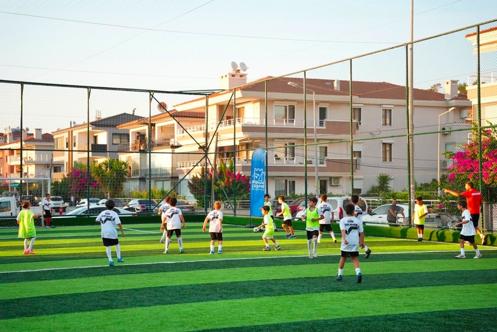 Hayriye ve Vehbi Özen Çocuk Etkinlik Merkezi ile Mavi Kelebek Anı Parkı Alaçatı’da hizmete açıldı