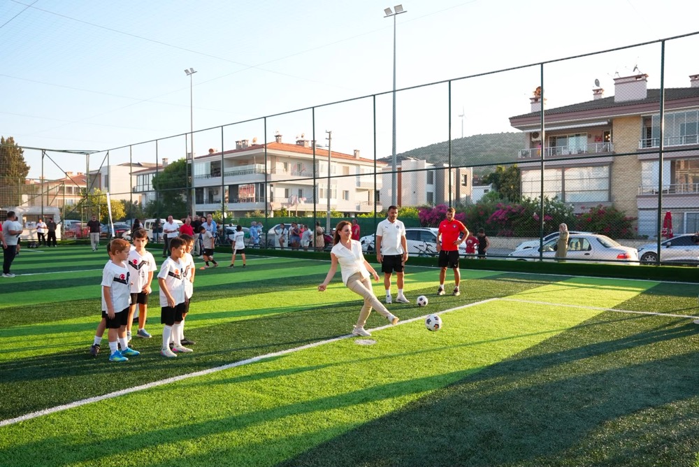 Sahalar yenilendi: Çeşme’nin mahallelerinde spor şenliği başladı