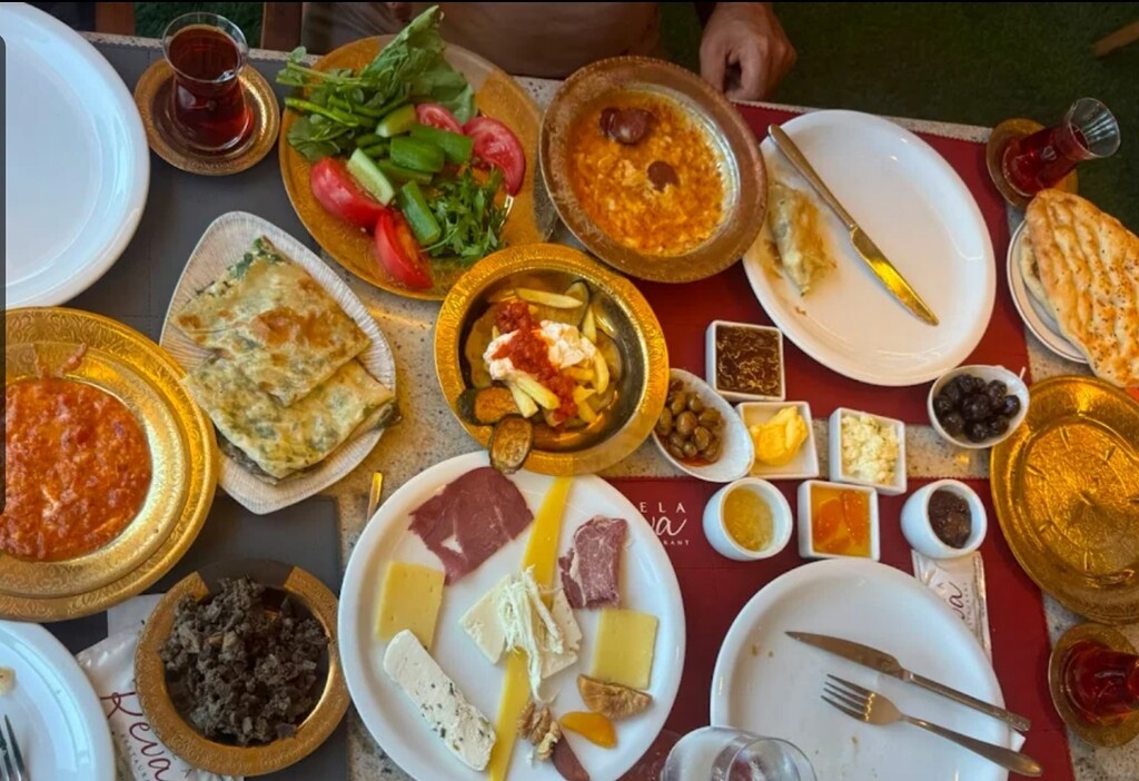 Foça Kozbeyli Reva Vela Restaurant serpme kahvaltı masası ve bakır sahanda lezzetler