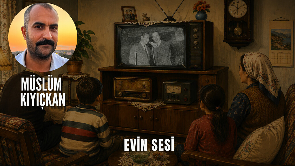 Nostaljik bir oturma odasında, siyah-beyaz televizyon izleyen bir ailenin illüstrasyonu. Duvarda asılı "Müslüm Kıyıçkan" yazısı ve yazarın portresi, televizyonun altında "Evin Sesi" başlığı görülüyor. Arka planda antika bir radyo, eski bir saat ve bitkiler yer alıyor.