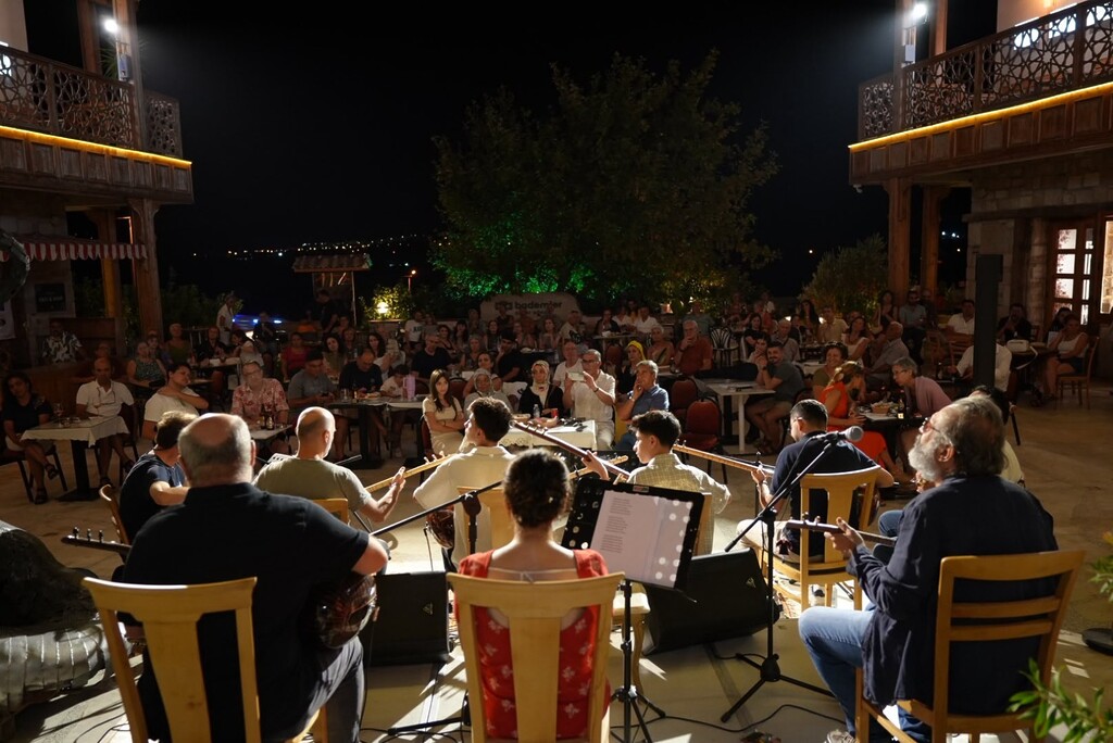TeosFest’in ikinci gününde müziğin ve sanatın ritmi düşmedi