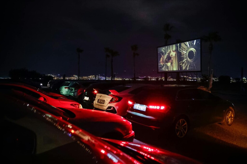 İnciraltı’nda arabada sinema keyfi