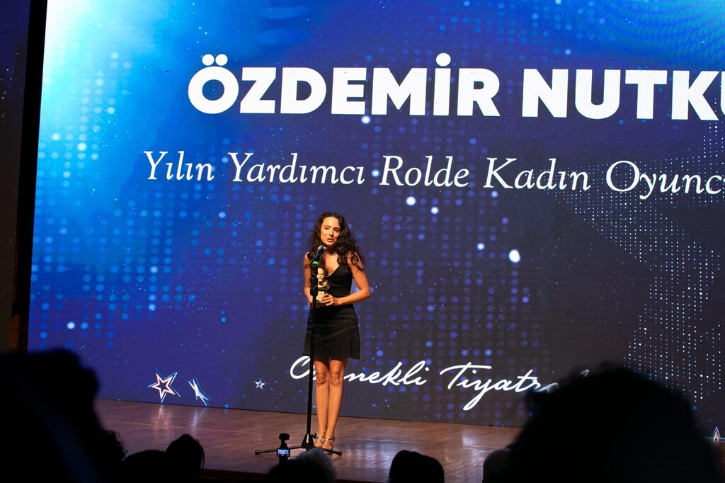 İzBBŞT, Özdemir Nutku Tiyatro Ödülleri’nden dört ödülle döndü