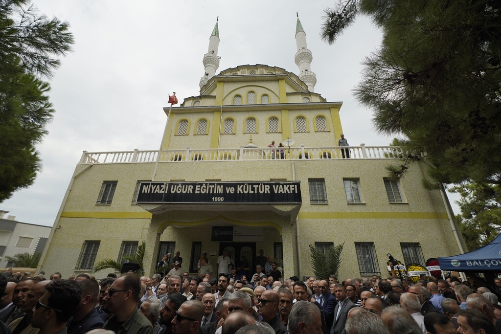İzmir, eski başkanına veda etti