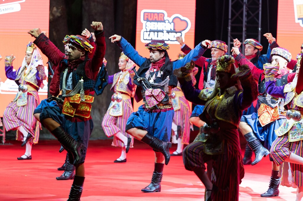 İzmir’in 95 yıllık çınarı kapılarını açtı