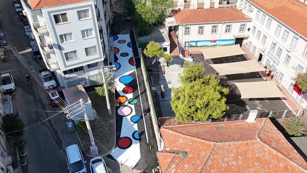 Konaklı öğrencilere ‘renkli yol’ sürprizi