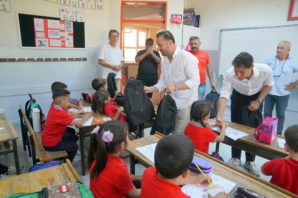 Seferihisar Belediyesi’nden öğrencilere kırtasiye desteği