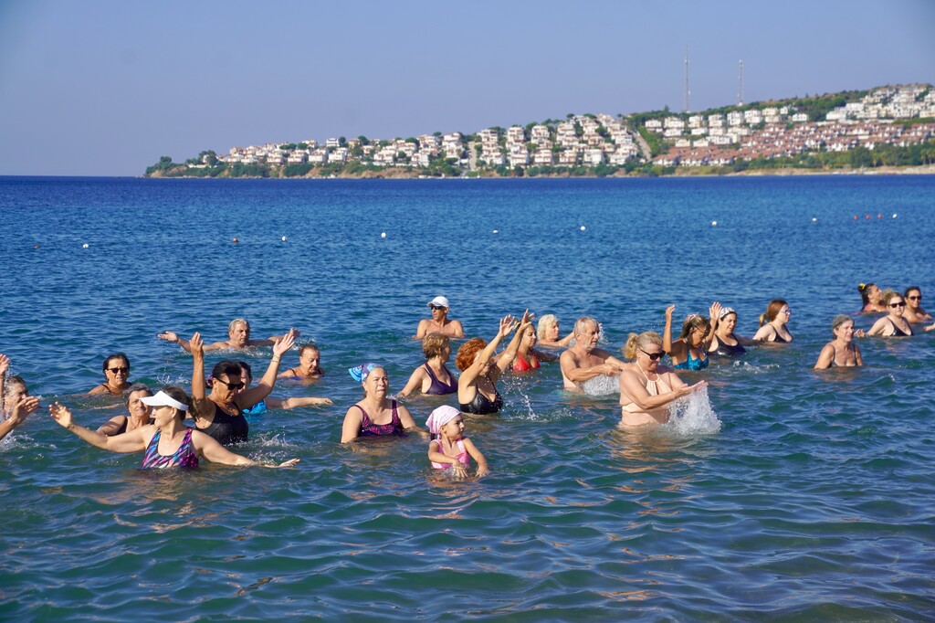 Dünya Barış Gününe denizde pilates ile başladılar
