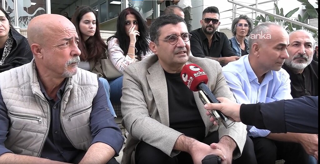 Süleyman Karadağ'dan Çiğli Belediyesi önünde oturma eylemi.